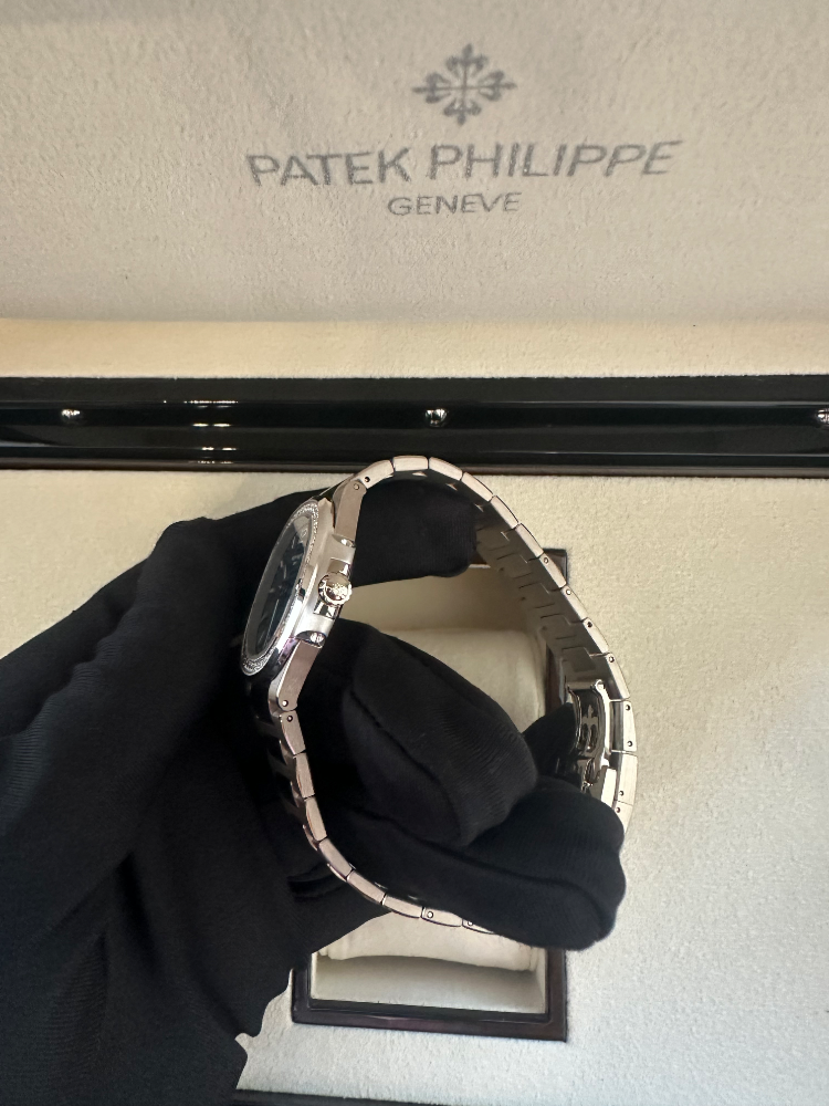 Часы Patek Philippe NAUTILUS 7010/1G-013