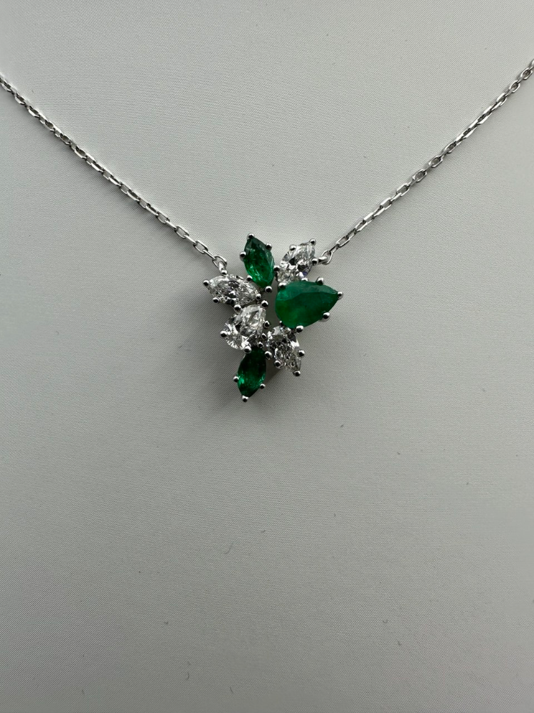 Подвеска RALFDIAMONDS с изумрудами и бриллиантами.