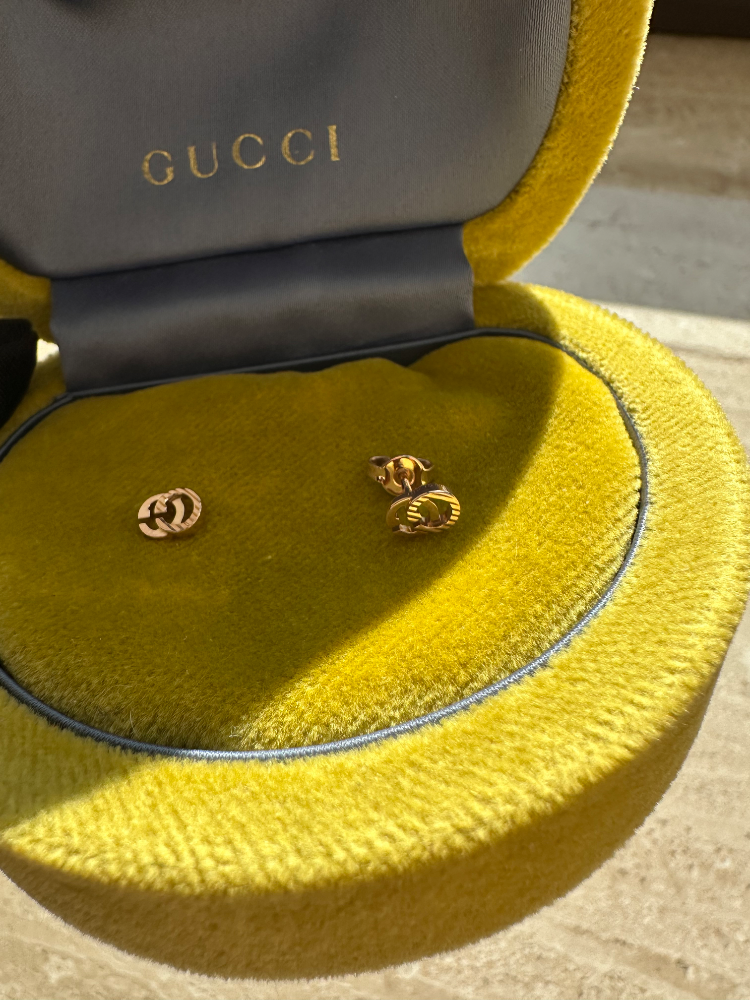 Серьги GUCCI Interlocking G Gold Stripe Stud Earrings YBD65221900100U