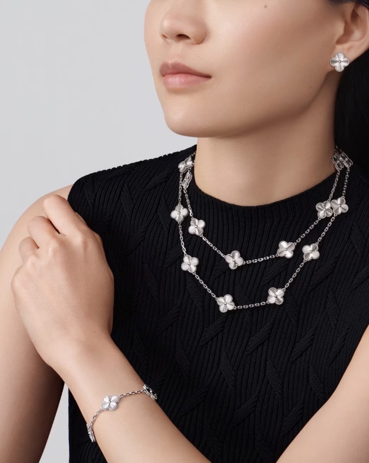 Колье Van Cleef & Arpels Vintage Alhambra long necklace 20 motifs 18K white gold VCARP9XH00
