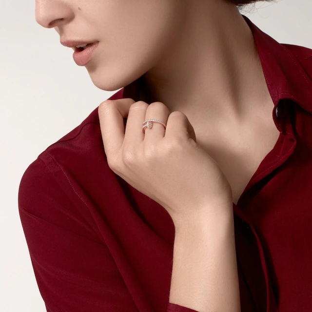 Кольцо Cartier JUSTE UN CLOU RING SMALL MODEL HALF-PAVED B4231452