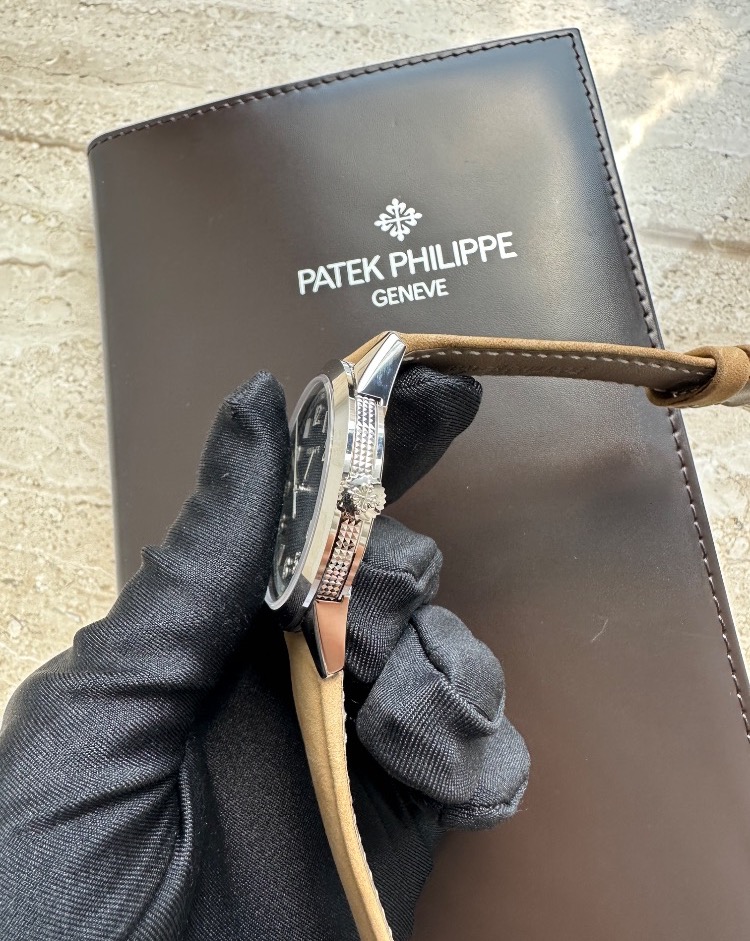 Часы Patek Philippe Calatrava 5226G-001.