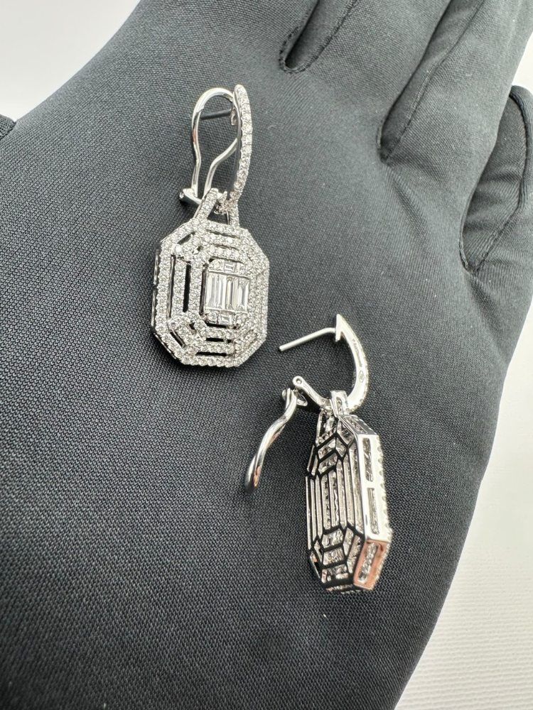 Серьги RALFDIAMONDS с бриллиантами.