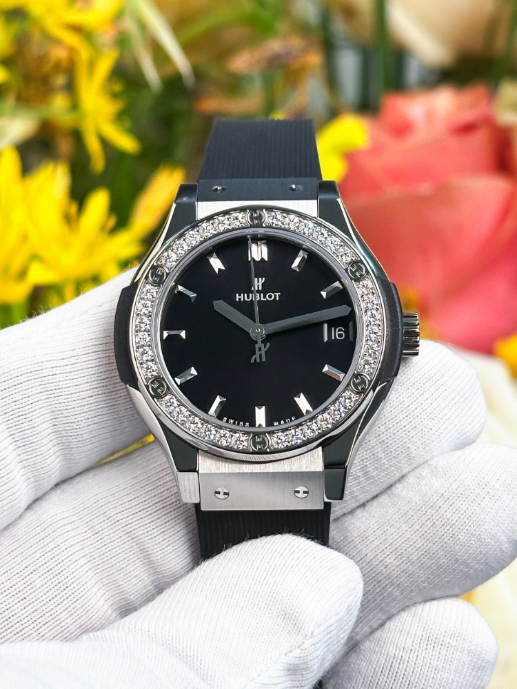 Часы Hublot Classic Fusion Titanium Diamonds 33mm 581.NX.1470.RX.1104