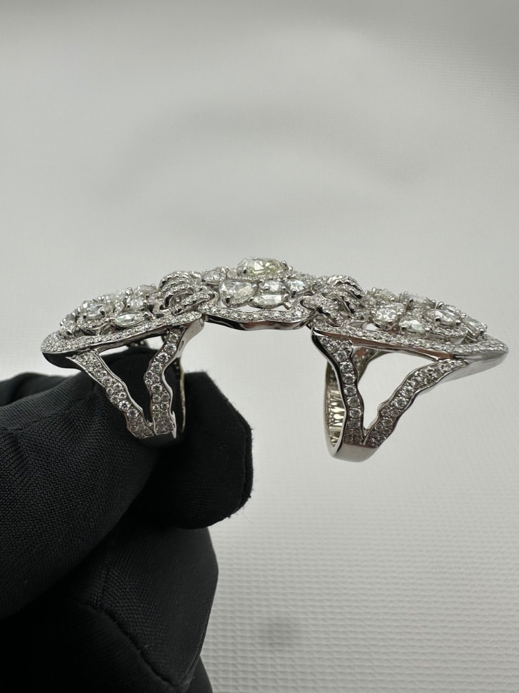 Кольцо RALFDIAMONDS с бриллиантами различных форм огранок.