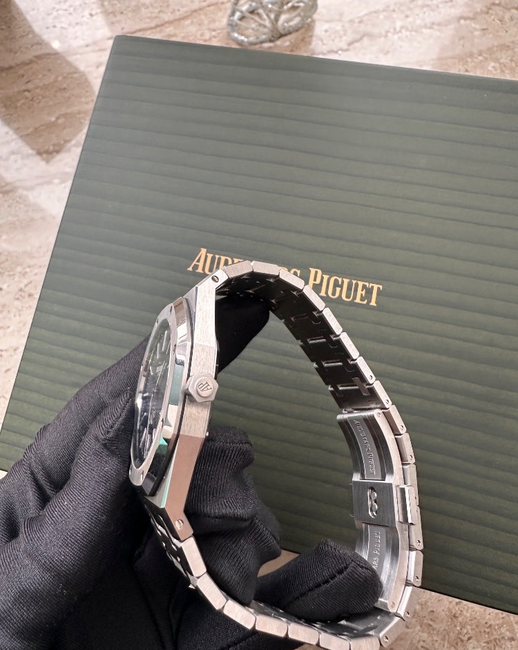 Часы AUDEMARS PIGUET ROYAL OAK JUMBO EXTRA-THIN 50TH ANNIVERSARY 39мм 16202ST.OO.1240ST.01