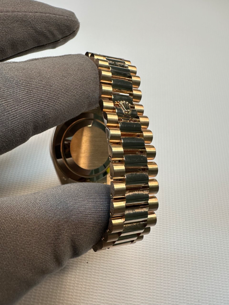 Часы Rolex DAY-DATE 40 MM EVEROSE GOLD 228235