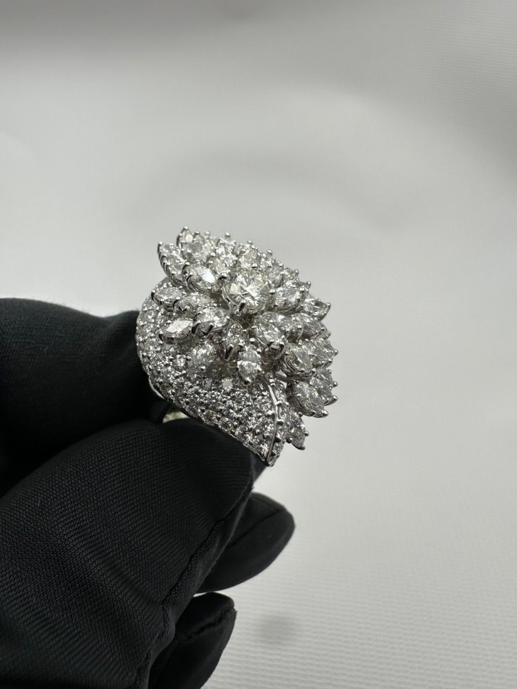 Кольцо RALFDIAMONDS с бриллиантами различных огранок.