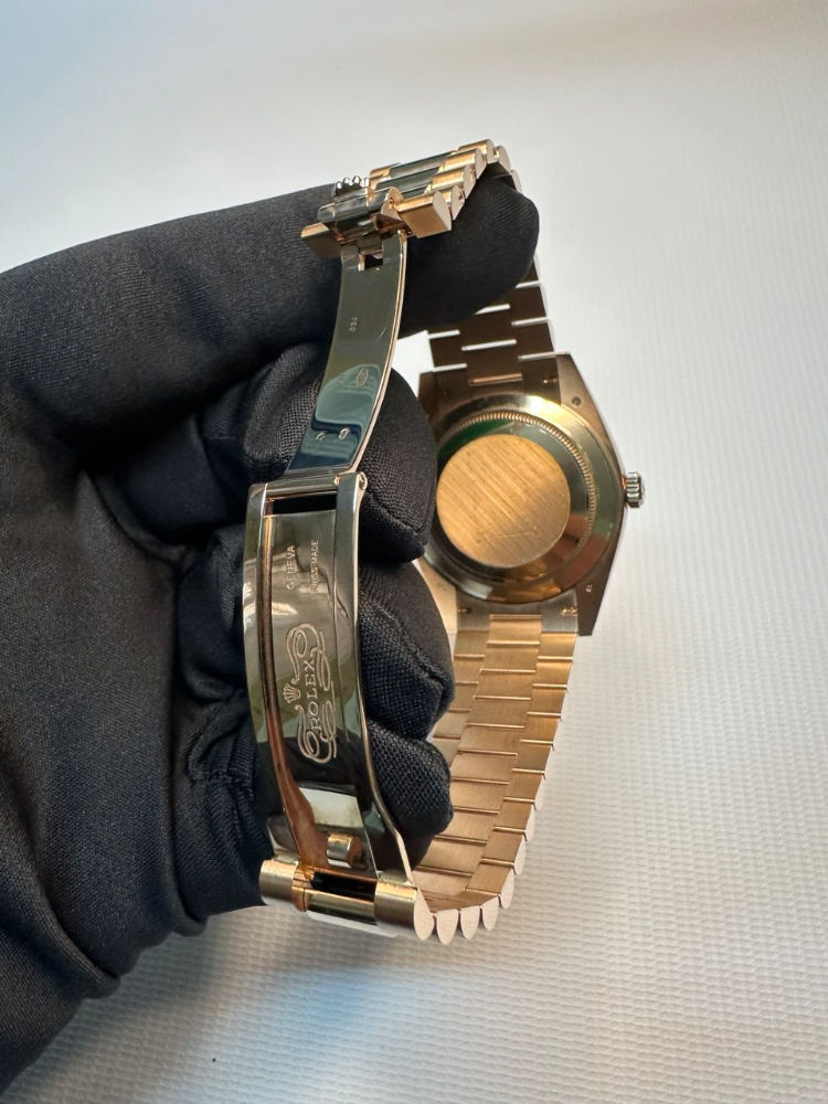 Часы Rolex DAY-DATE 40 MM EVEROSE GOLD 228235