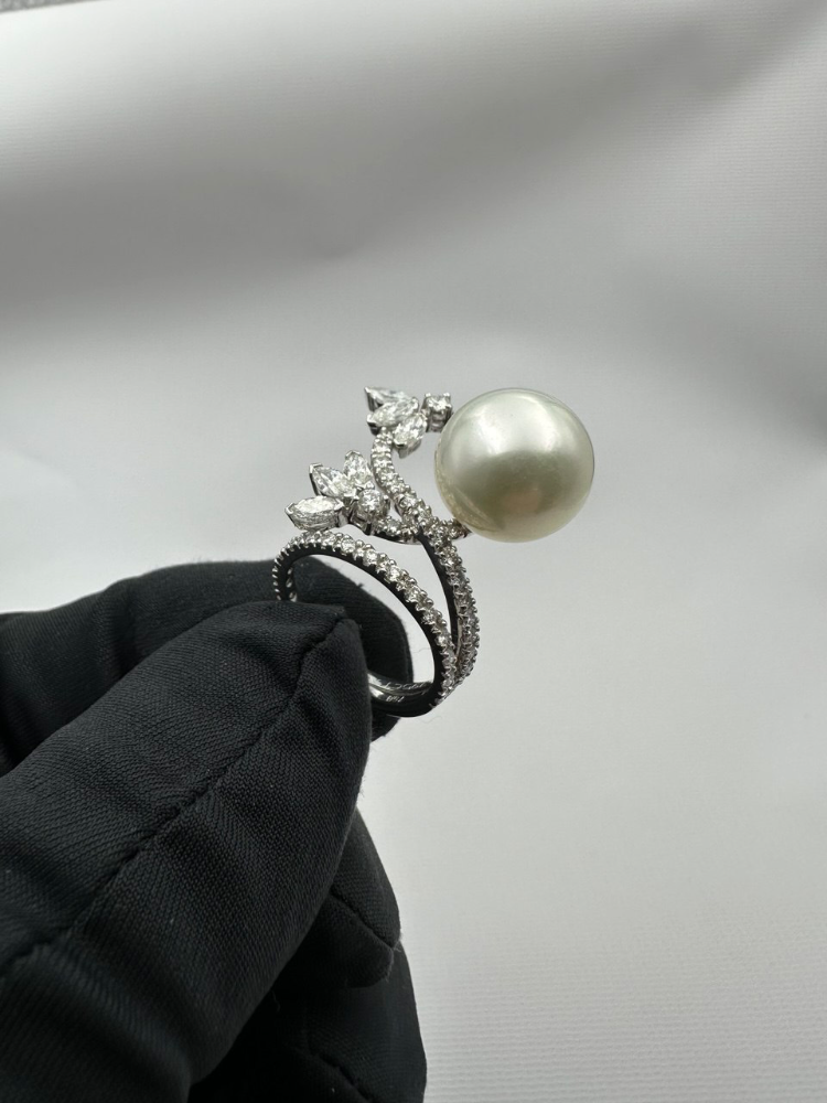 Кольцо с бриллиантом Shreiner КОЛЬЦО С ЖЕМЧУГОМ И БРИЛЛИАНТАМИ.