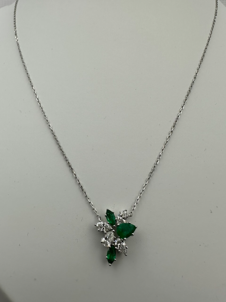 Подвеска RALFDIAMONDS с изумрудами и бриллиантами.