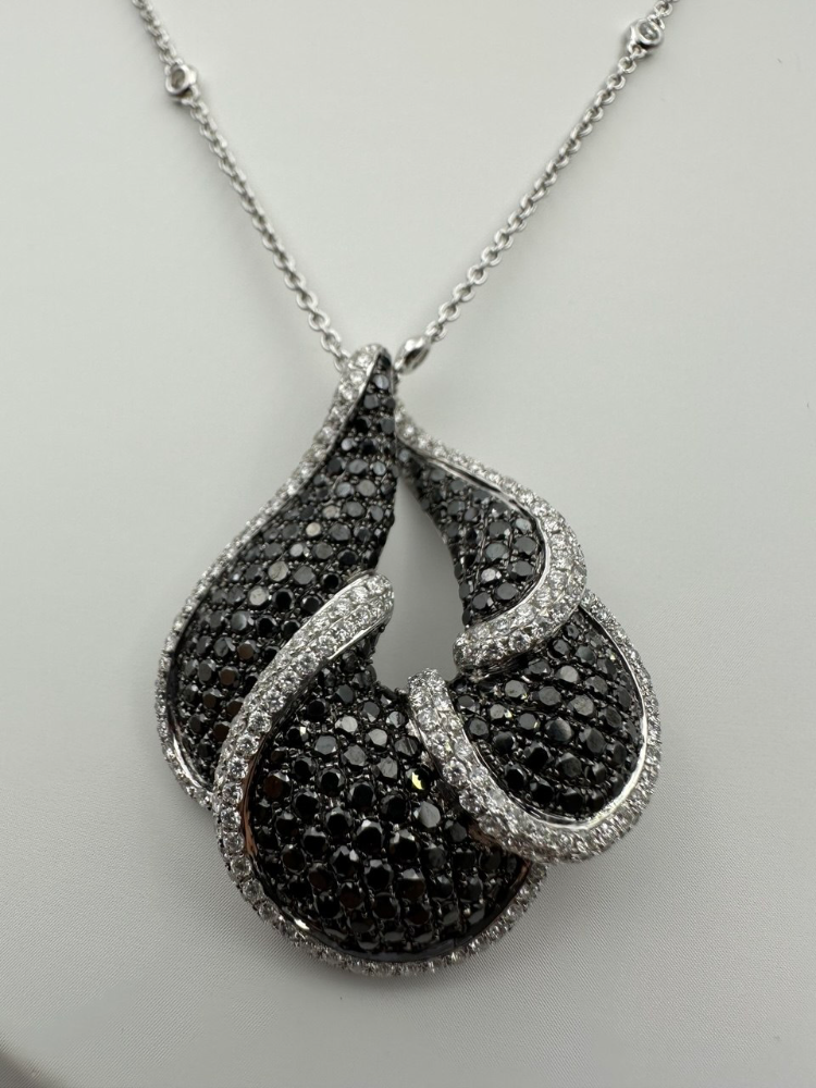 Комплект No name с белыми и черными бриллиантами.