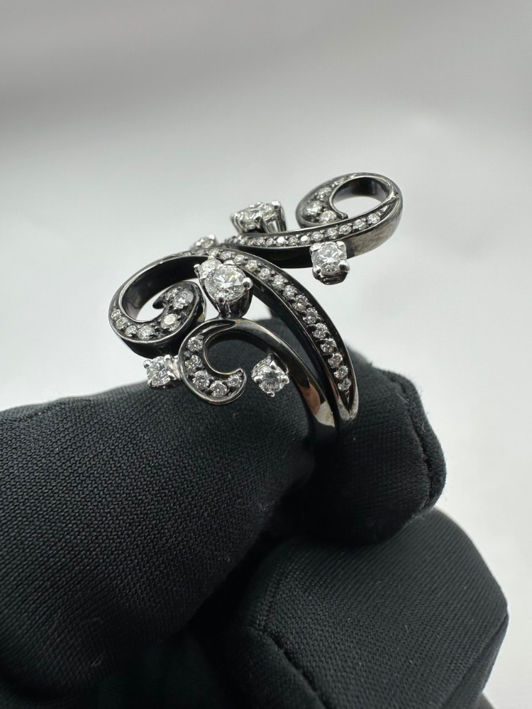 Кольцо Damiani с бриллиантами.