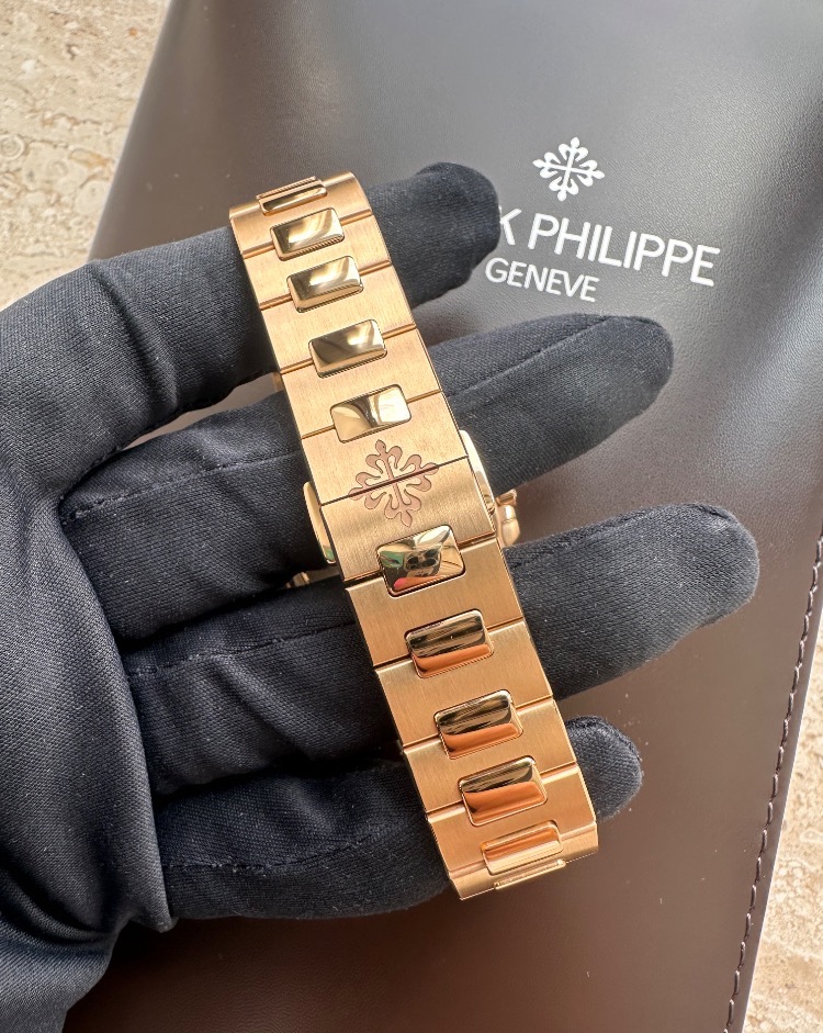 Часы Patek Philippe NAUTILUS LADY 7010/1R-013