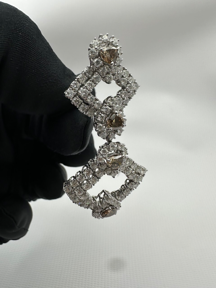 Серьги RALFDIAMONDS с коньячными и белыми бриллиантами.