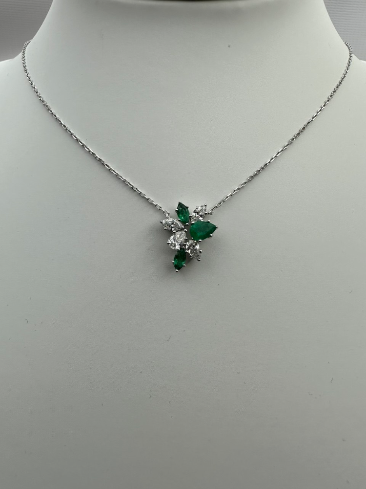 Подвеска RALFDIAMONDS с изумрудами и бриллиантами.