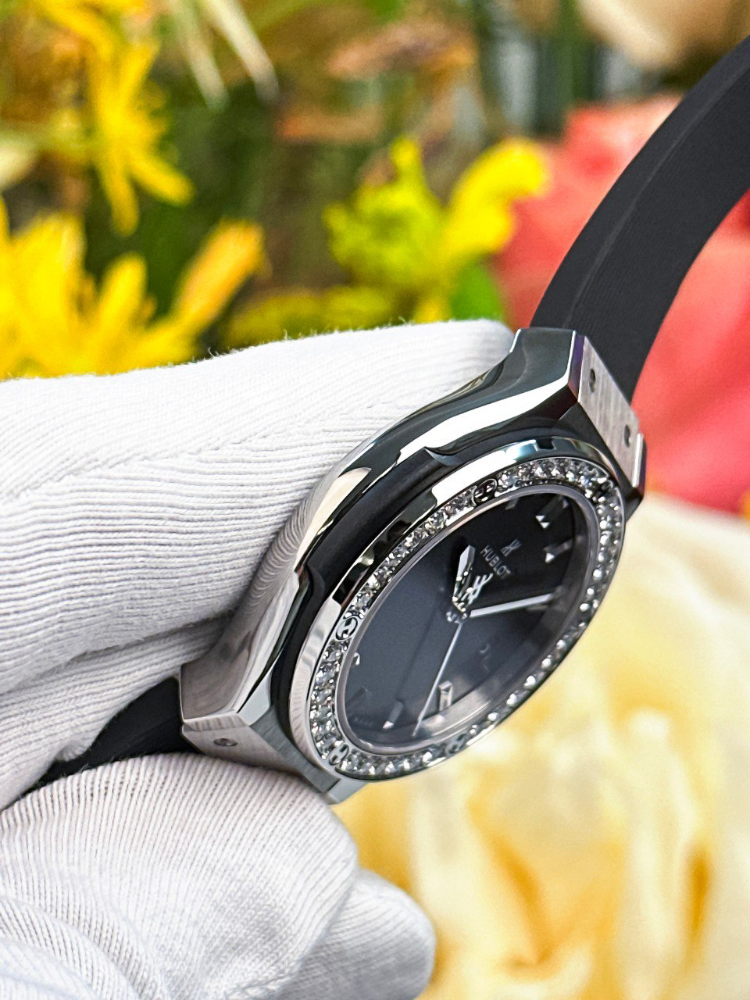Часы Hublot Classic Fusion Titanium Diamonds 33mm 581.NX.1470.RX.1104