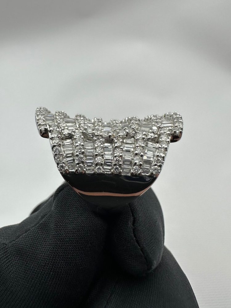 Кольцо RALFDIAMONDS с багетами и бриллиантами.