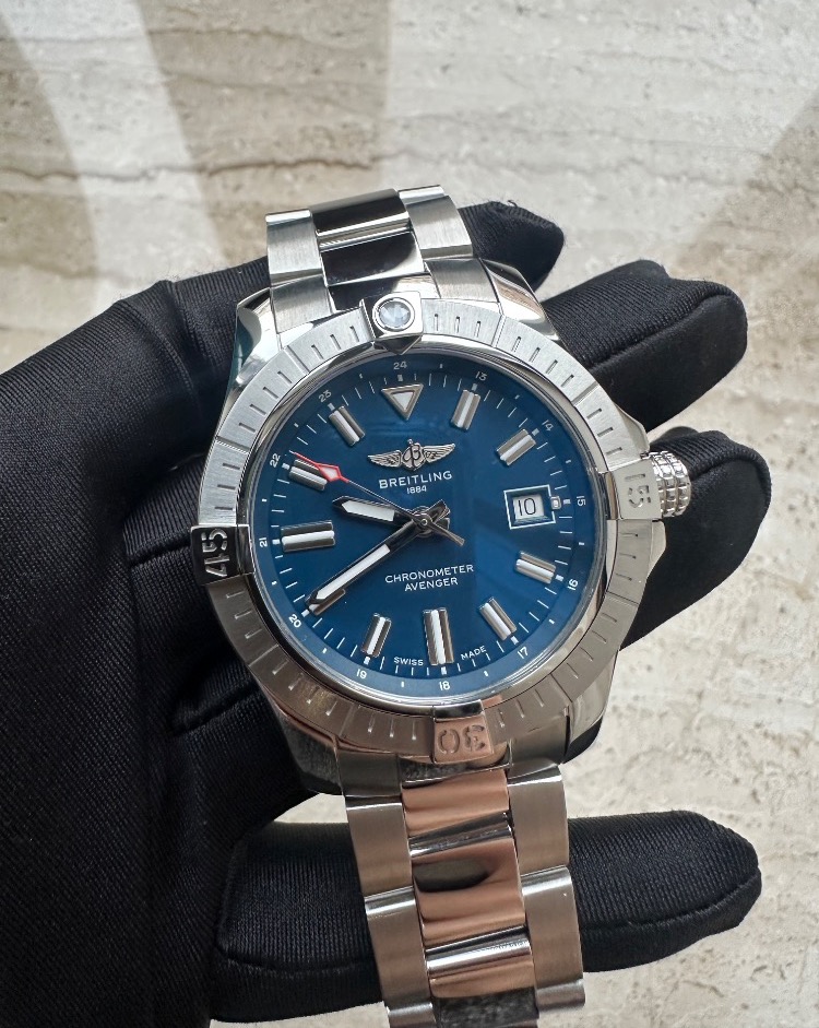 Часы Breitling AVENGER AUTOMATIC 43mm A17318101C1A1