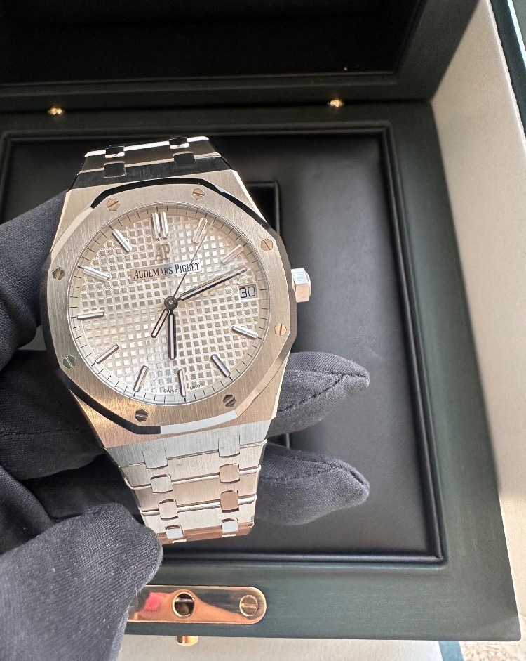 Часы AUDEMARS PIGUET ROYAL OAK SELFWINDING 41 MM 15500ST.OO.1220ST.04
