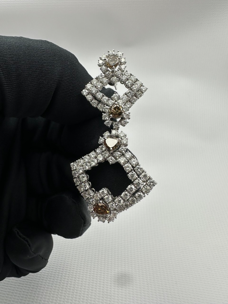 Серьги RALFDIAMONDS с коньячными и белыми бриллиантами.