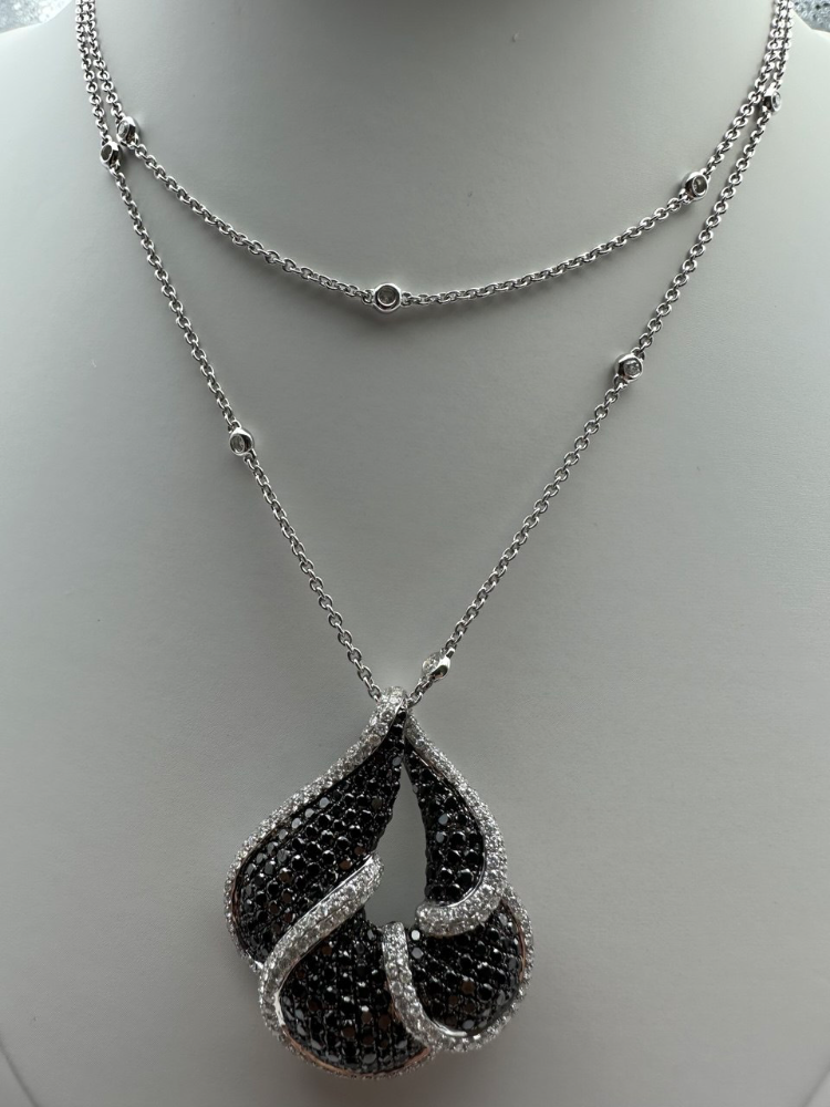 Комплект No name с белыми и черными бриллиантами.