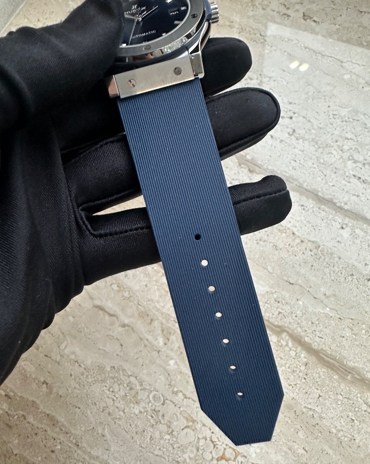 Часы Hublot Classic Fusion Titanium Blue 45 mm 511.NX.7170.RX