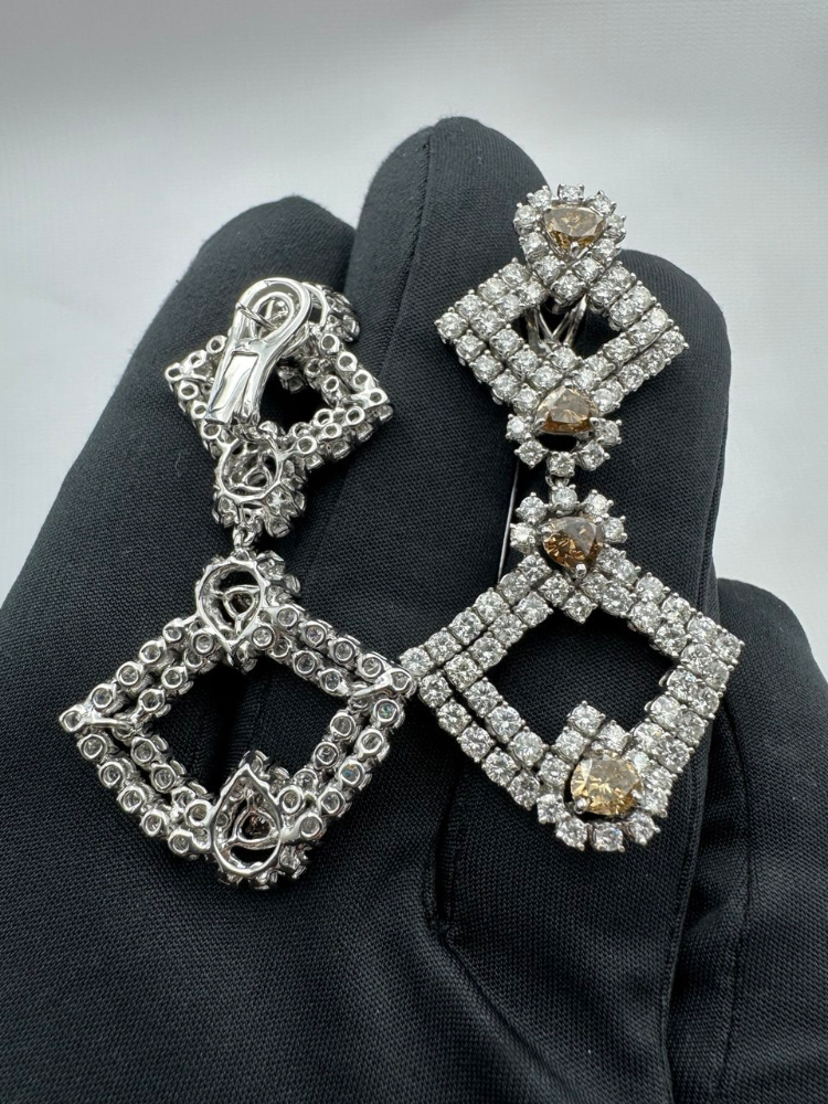 Серьги RALFDIAMONDS с коньячными и белыми бриллиантами.