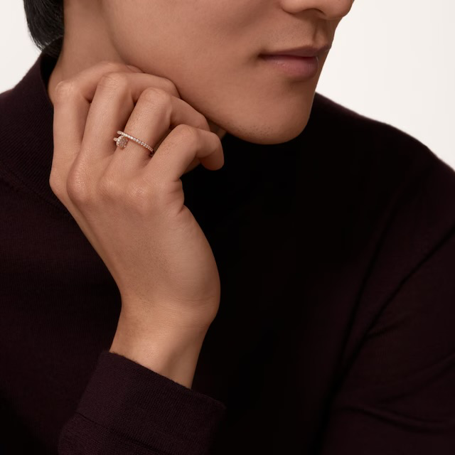 Кольцо Cartier JUSTE UN CLOU RING SMALL MODEL HALF-PAVED B4231452
