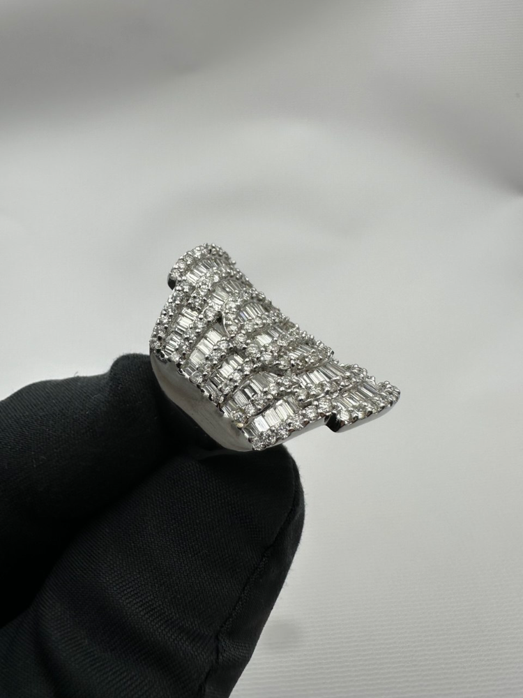 Кольцо RALFDIAMONDS с багетами и бриллиантами.