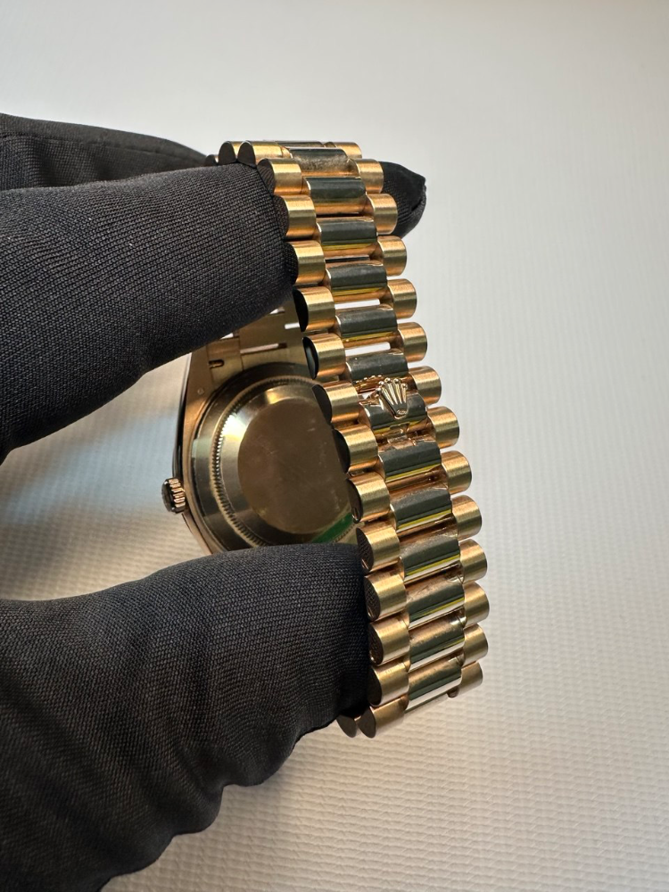 Часы Rolex DAY-DATE 40 MM EVEROSE GOLD 228235