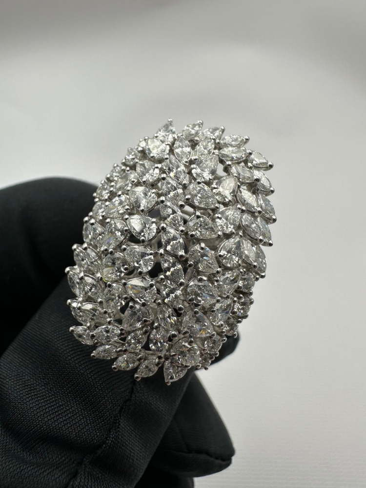 Кольцо RALFDIAMONDS с маркизами и грушами.