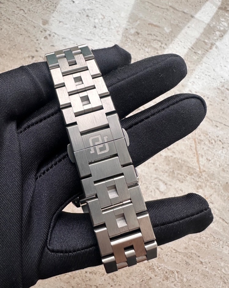 Часы Roger Dubuis EXCALIBUR MONOBALANCIER TITANIUM DBEX0956 42mm Automatic self-winding