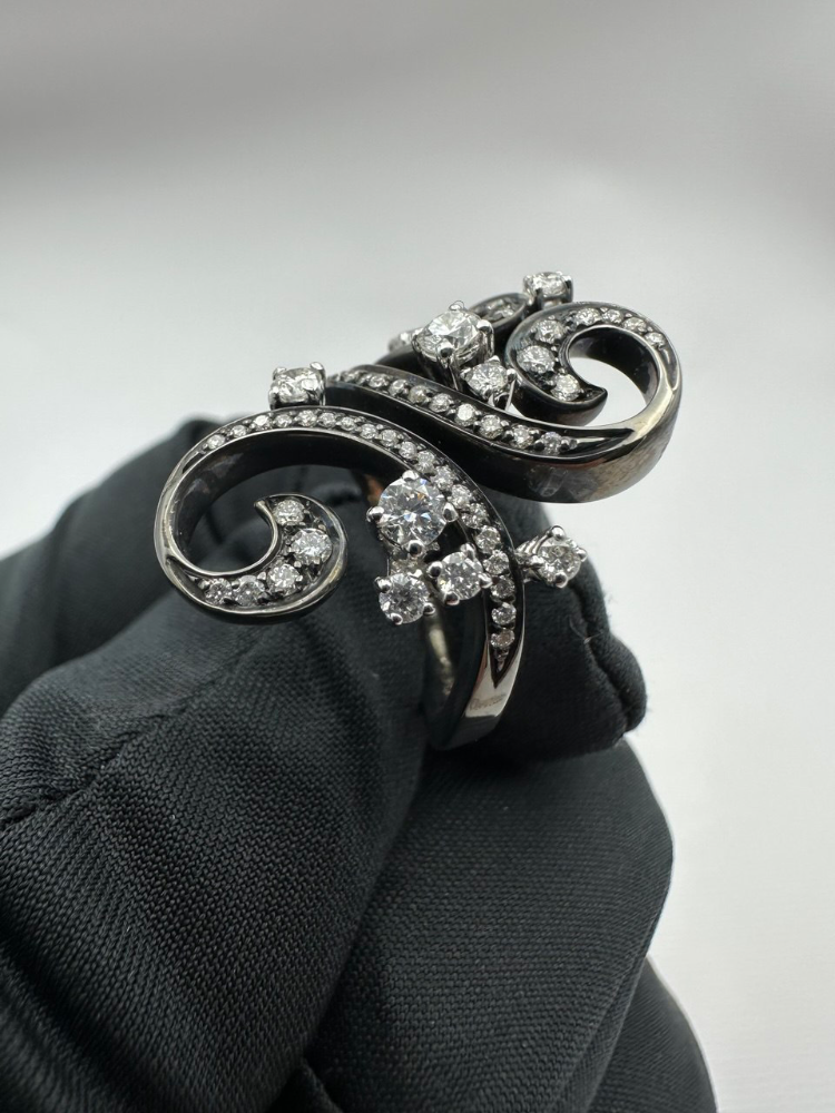 Кольцо Damiani с бриллиантами.