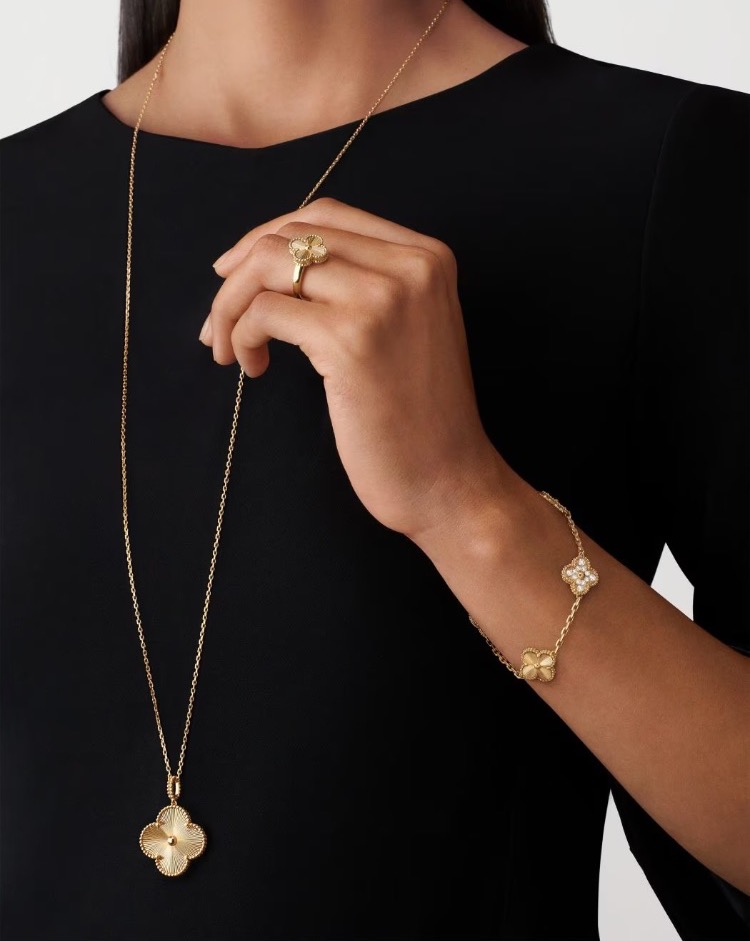 Браслет Van Cleef & Arpels Vintage Alhambra bracelet 5 motifs 18K yellow gold Diamond VCARP4KN00