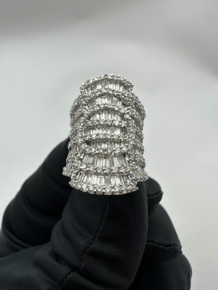 Кольцо RALFDIAMONDS с багетами и бриллиантами.