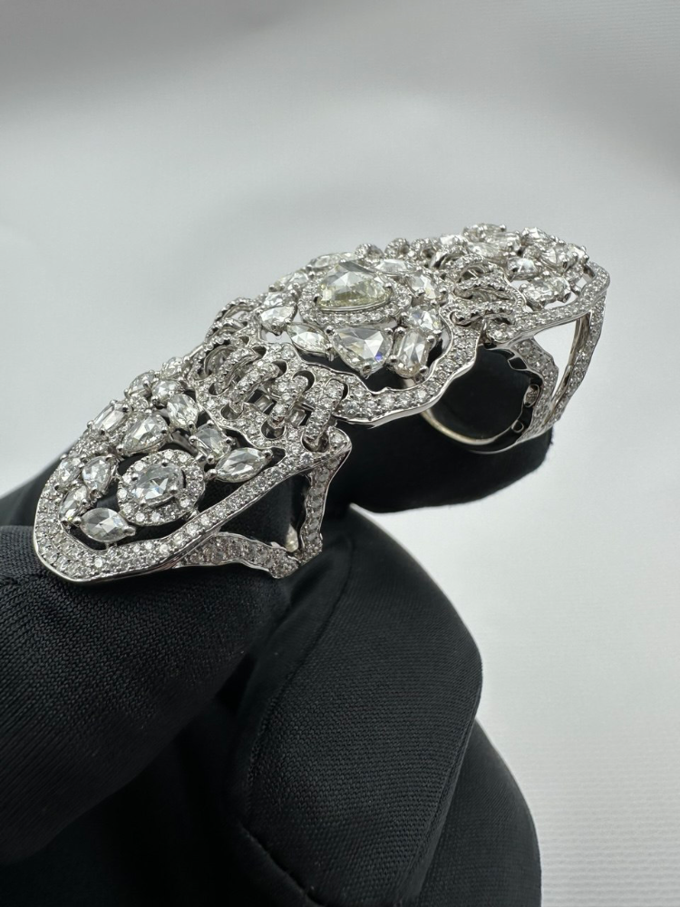 Кольцо RALFDIAMONDS с бриллиантами различных форм огранок.