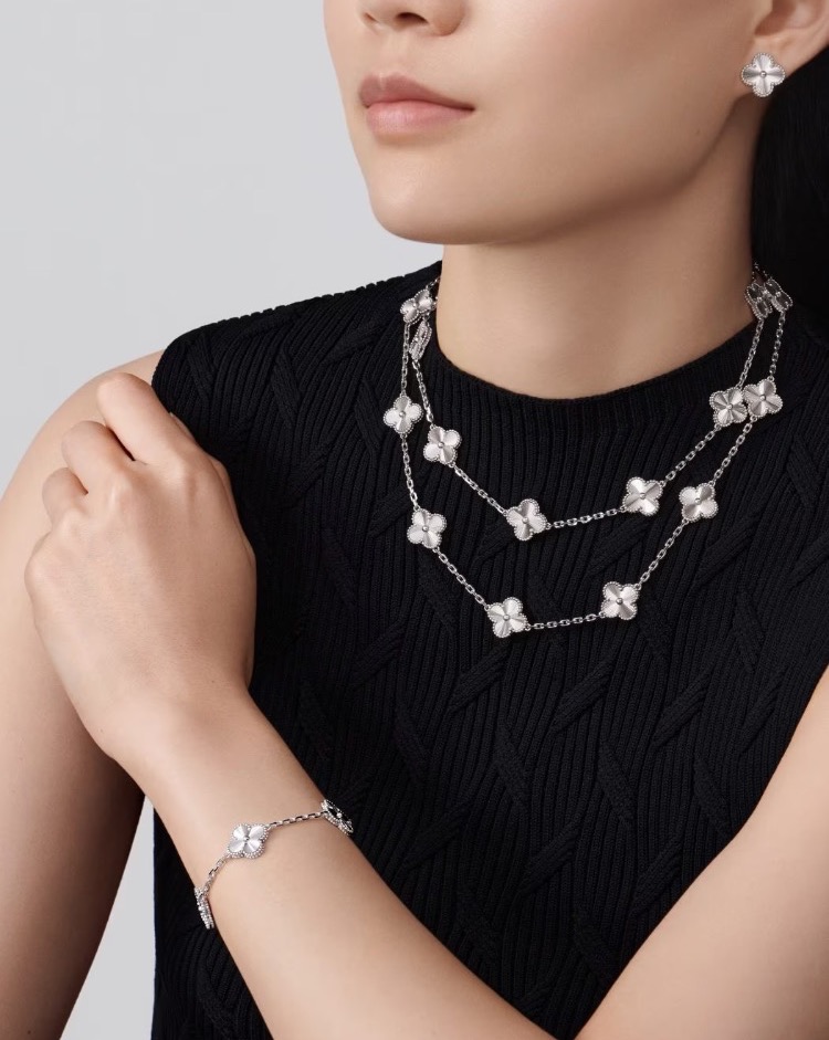 Браслет Van Cleef & Arpels Vintage Alhambra bracelet 5 motifs 18K white gold VCARP9XE00