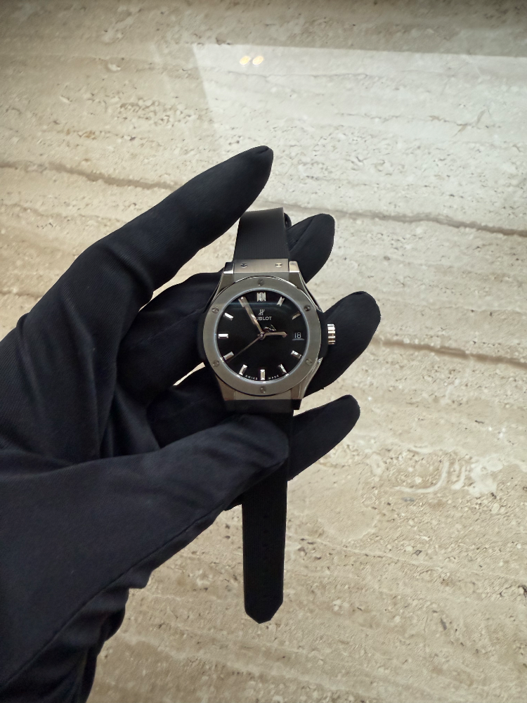 Часы Hublot CLASSIC FUSION TITANIUM 581.NX.1470.RX 33mm