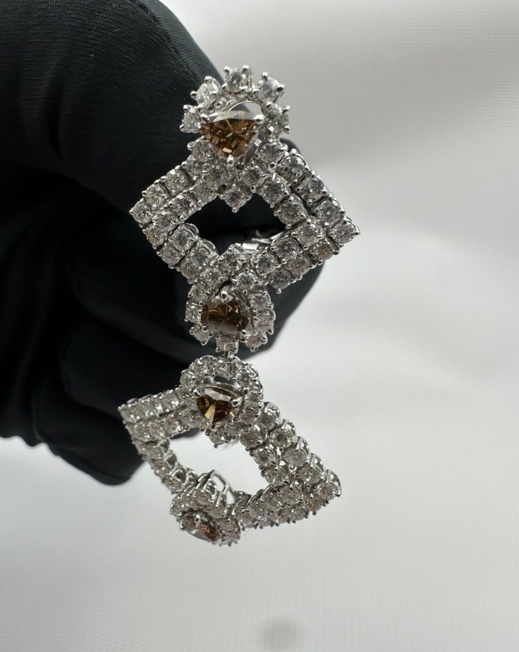 Серьги RALFDIAMONDS с коньячными и белыми бриллиантами.