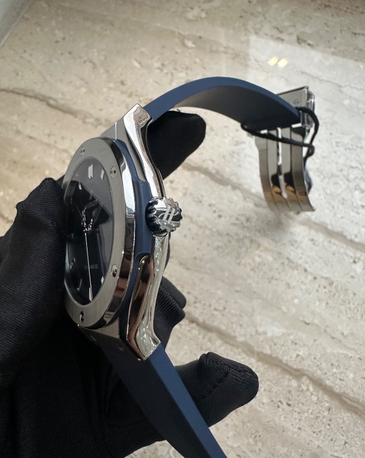 Часы Hublot Classic Fusion Titanium Blue 45 mm 511.NX.7170.RX