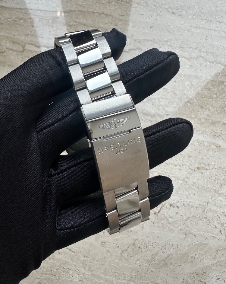 Часы Breitling AVENGER AUTOMATIC 43mm A17318101C1A1