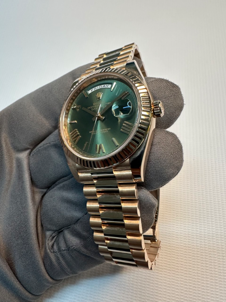 Часы Rolex DAY-DATE 40 MM EVEROSE GOLD 228235