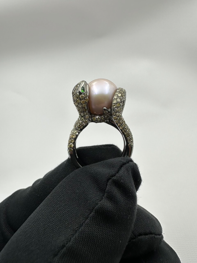 Кольцо RALFDIAMONDS с желтыми сапфирами и жемчугом.