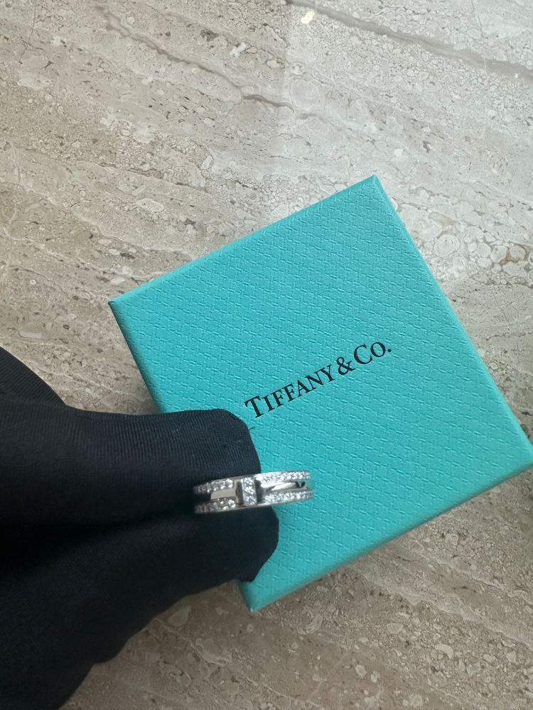 Кольцо Tiffany&Co. Tiffany T ring.