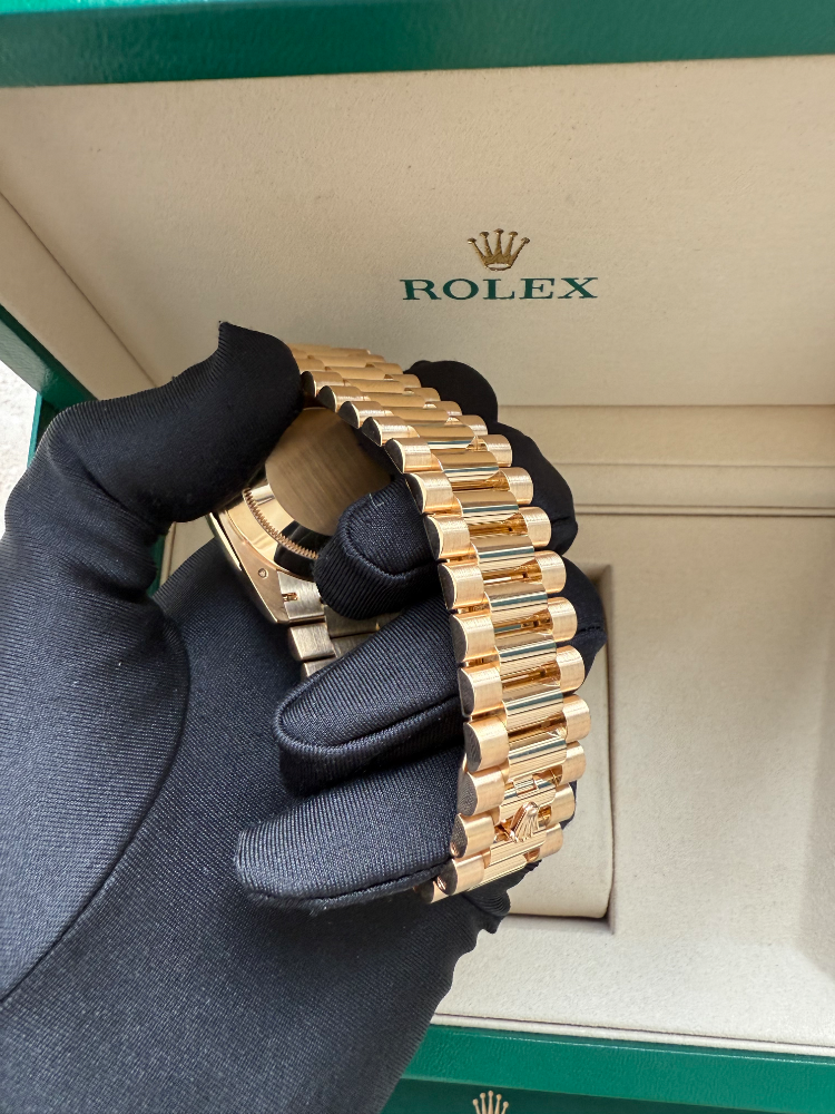 Часы Rolex Day-Date 40mm Yellow Gold 228238