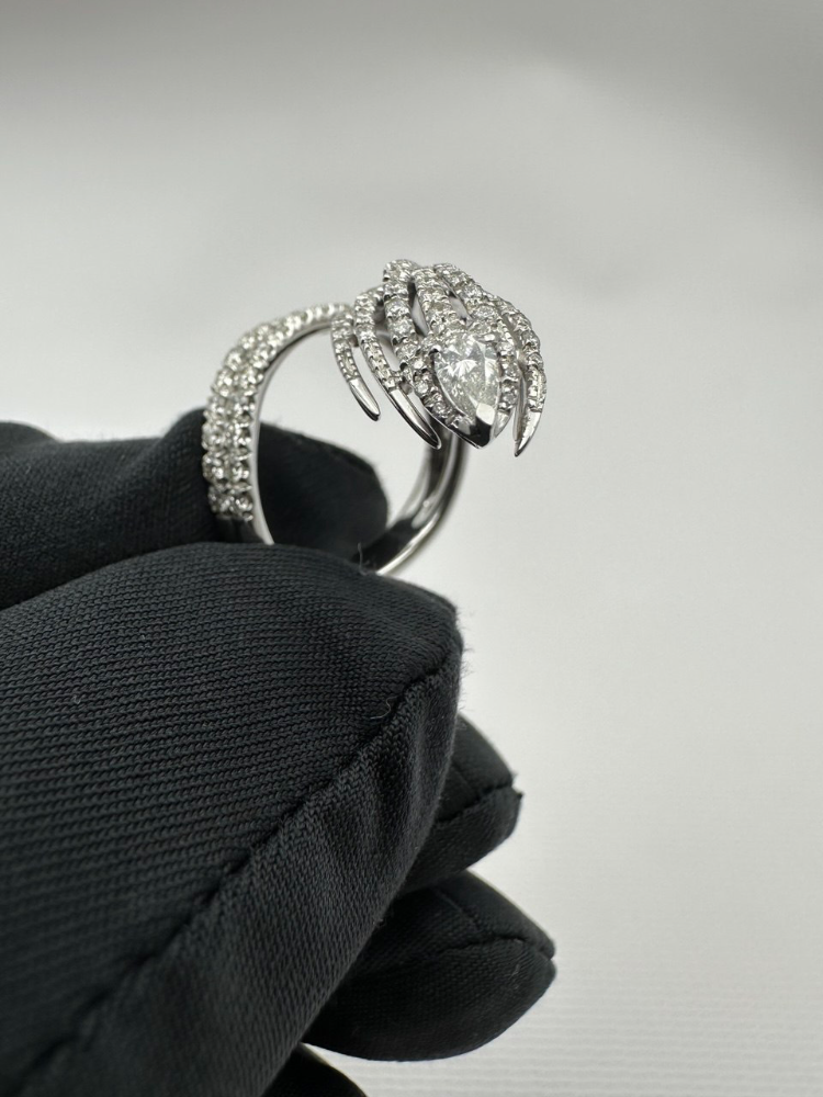 Кольцо Damiani с бриллиантами.