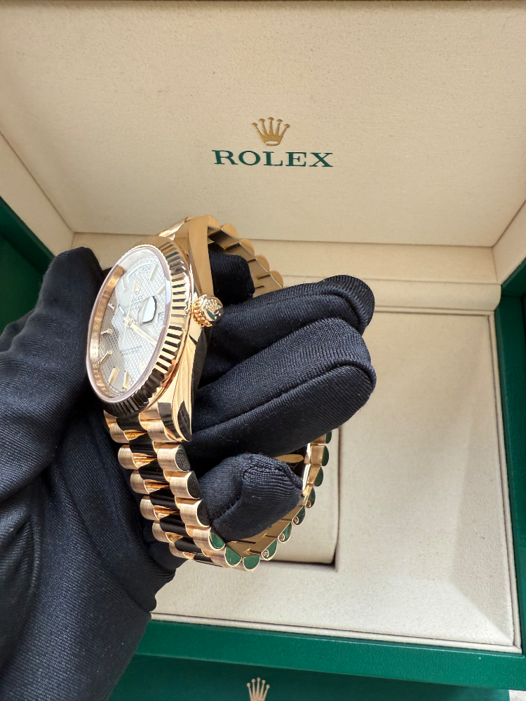 Часы Rolex Day-Date 40mm Yellow Gold 228238