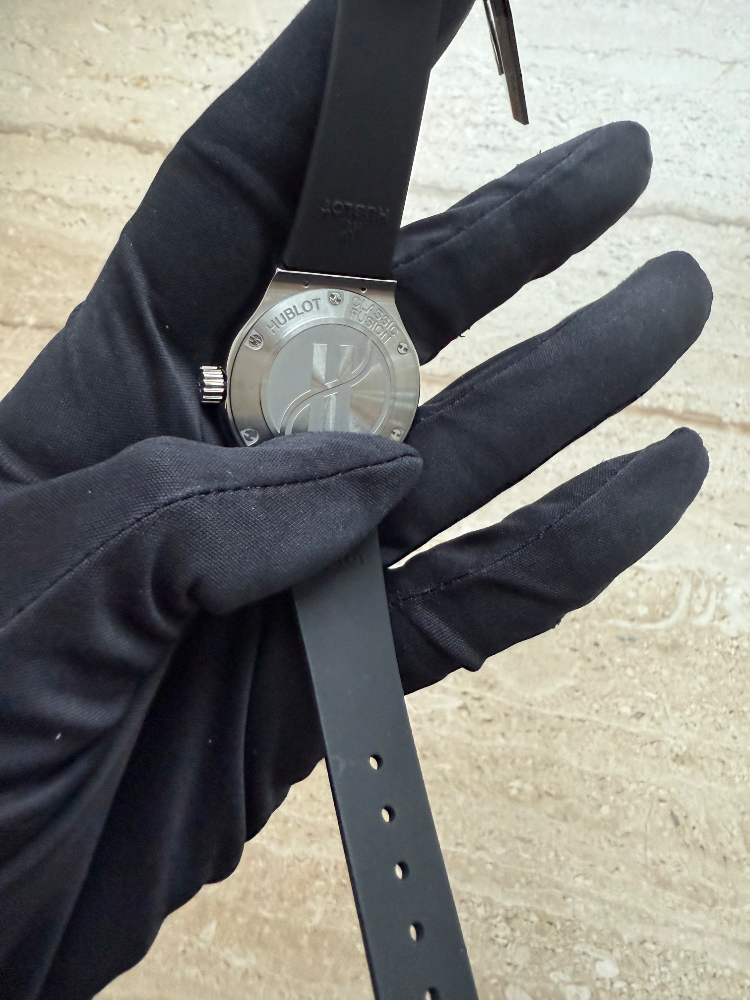 Часы Hublot CLASSIC FUSION TITANIUM 581.NX.1470.RX 33mm