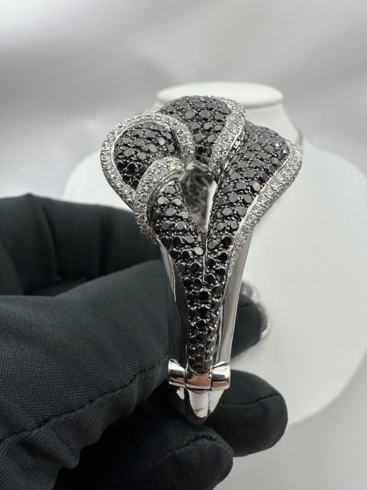 Комплект No name с белыми и черными бриллиантами.